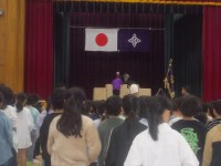代表児童が修了書を校長先生からいただきました