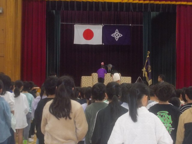代表児童が修了書を校長先生からいただきました