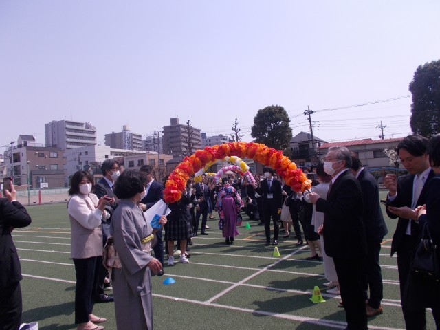 校庭での門出送りの様子