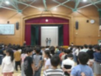 全校朝会で６年生が水泳学習のめあてを発表しています