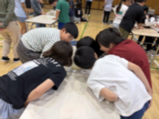 薬剤が反応する音を聞く様子
