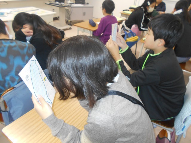 お手紙を読んでいる様子