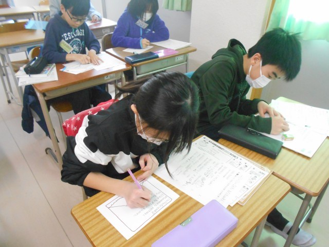 お手紙を書く様子