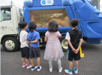 バンカーに収集される様子をスケルトンバンカー車で見学しました。