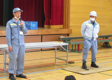 収集にあたる職員の方々の制服にも 工夫がありました。