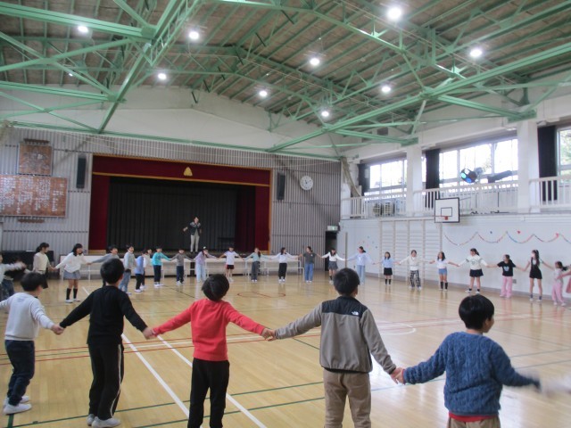 学年集会の様子「なべなべそこぬけ」