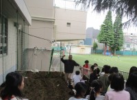 寺島先生から畝の説明を受ける
