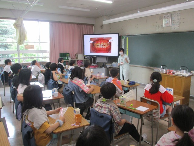 まとめの言葉を一緒に確認する様子