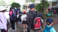 移動する際には、全員で２列に並びます