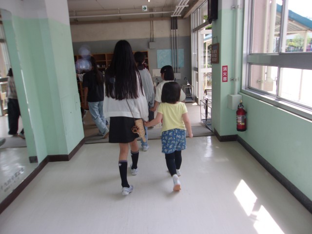 手を繋ぐ１年生と６年生