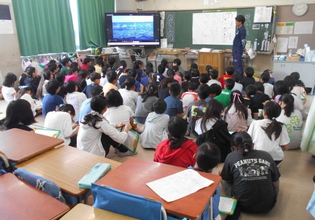 映像を見て詩の言葉を考えているところ