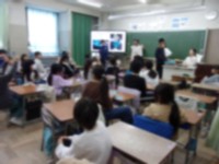 説明を聞いています。