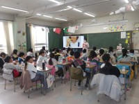 歯と口の健康教室　歯を磨いている様子