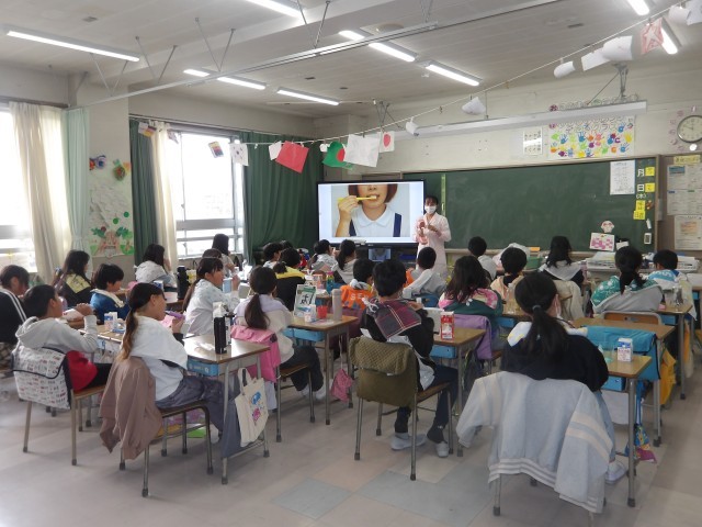 歯と口の健康教室　歯を磨いている様子