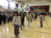 下級生に見送られる６年生