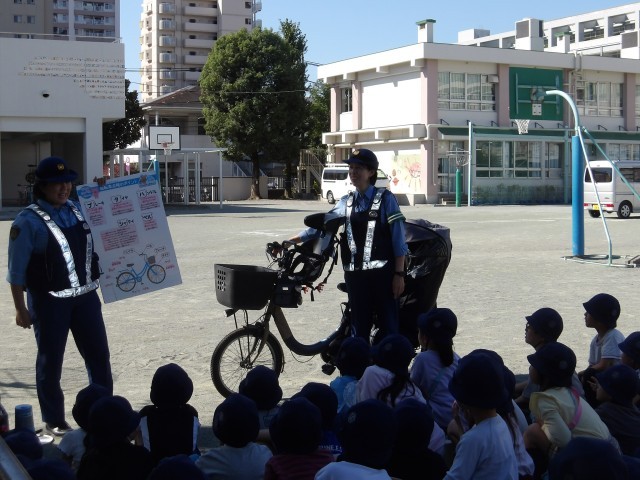 警察の方のお話を聞いている様子