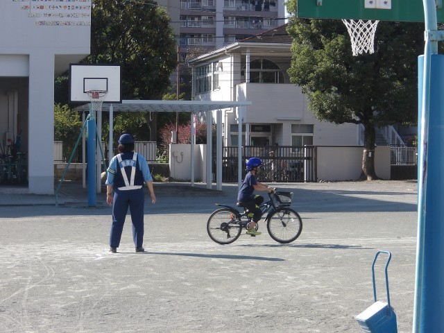 自転車講習を受けている様子