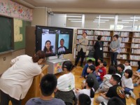 質問に答えています。