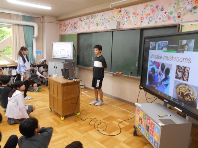 緑小の紹介をしています。