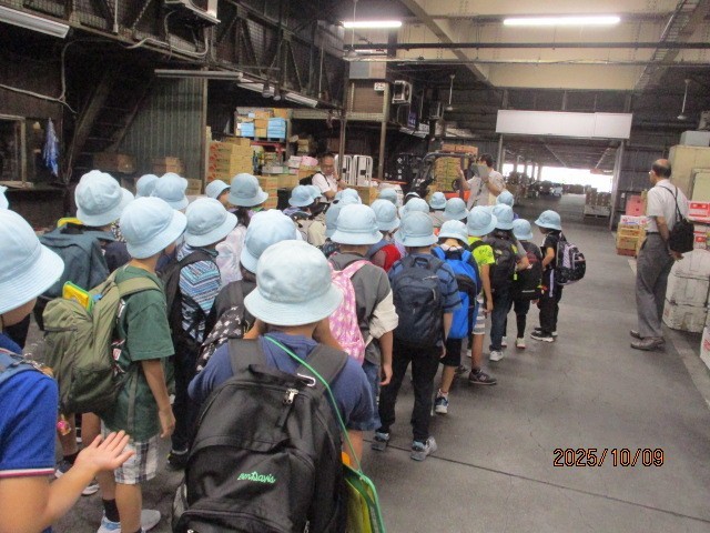 板橋市場で工場の中を見学しました。