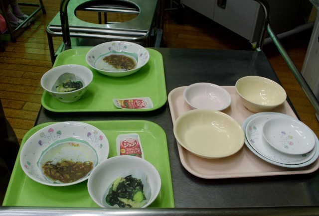 右：アレルギー用食器です