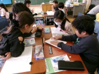 自分の考えを友達に伝え合っている様子
