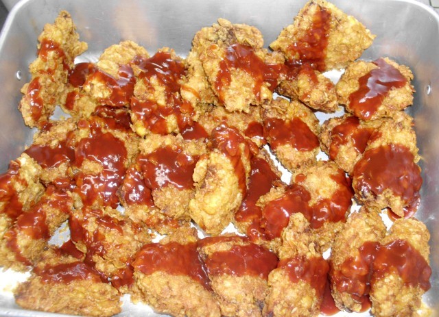 揚がった魚には、ケチャップソースをたっぷりかけました。