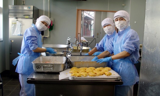 １つずつていねいに衣を付けます。