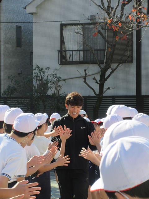 松井 稼頭央さん 退場時ハイタッチ