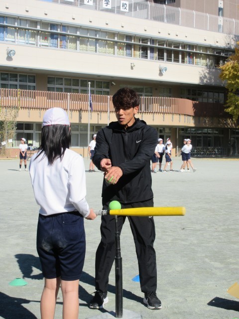 松井 稼頭央さん ６年生へのバッティング指導