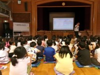 板橋警察署の方のお話を聞く２年生