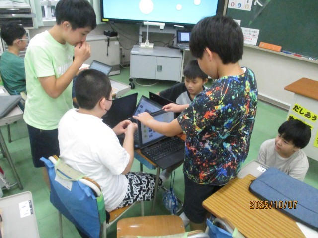 移動教室のまとめを作成している様子