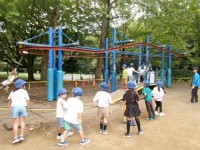 遊具で遊ぶ子どもたち