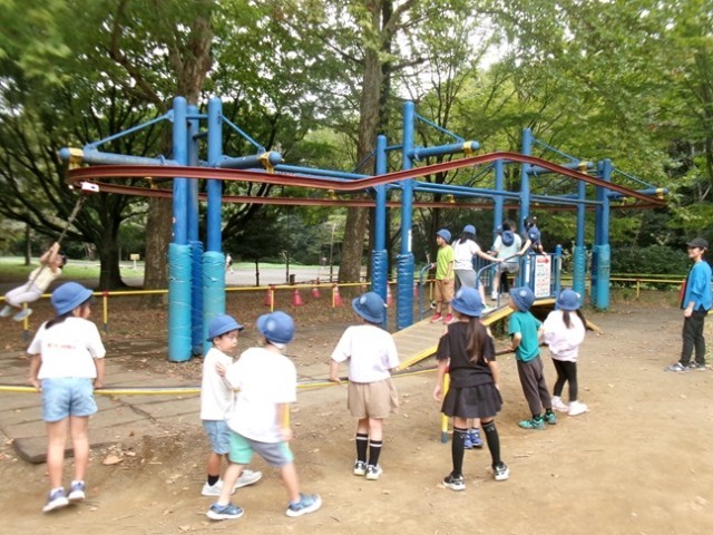 遊具で遊ぶ子どもたち