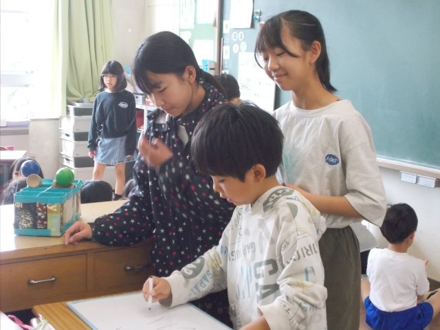 下級生に遊び方を優しく教えてあげています。