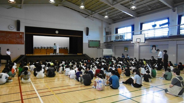 夏休みの安全な過ごし方のお話です。