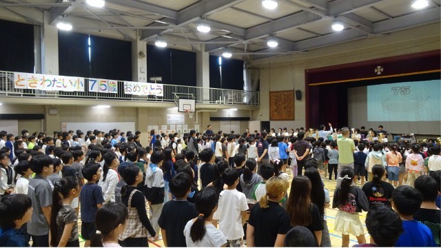 金管バンドの演奏による校歌斉唱