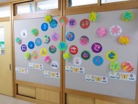 ２年生からのメッセージとして、１年生の各教室前の廊下を飾りました。