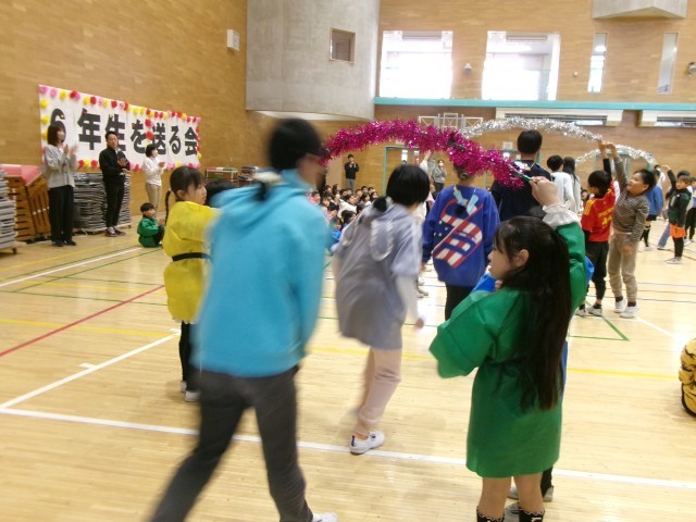 入場時花のアーチを担当