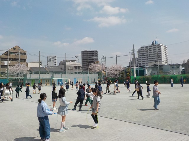 中休みに校庭で遊ぶ子供たち