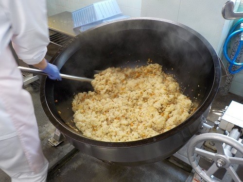 ごはんと具材を回転釜で混ぜます