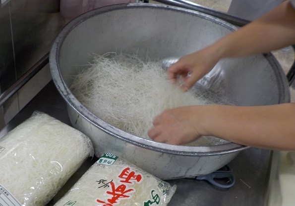 乾物に異物が無いか確認します