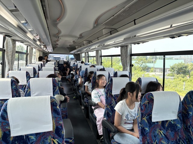 車内の様子（レク係を中心に道中も楽しんでいます！）