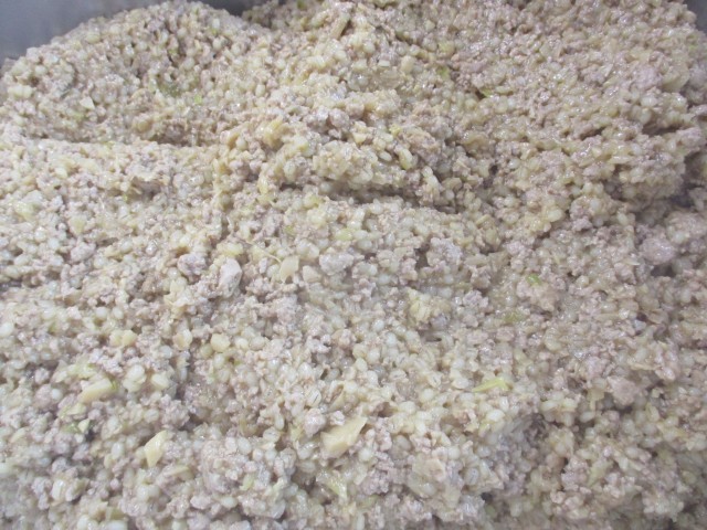 肉まんの具材は炒めてからカップの底にしきます。