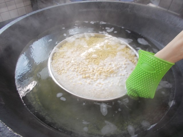 豆をゆでているところ