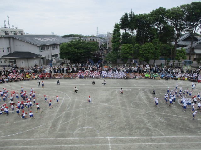 ２年生「ダンシング玉入れ」