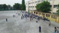 校庭に入ってくる５年生