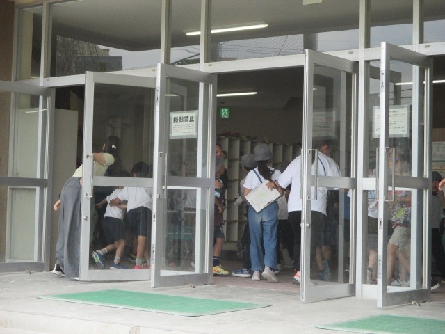校舎内へ避難する様子