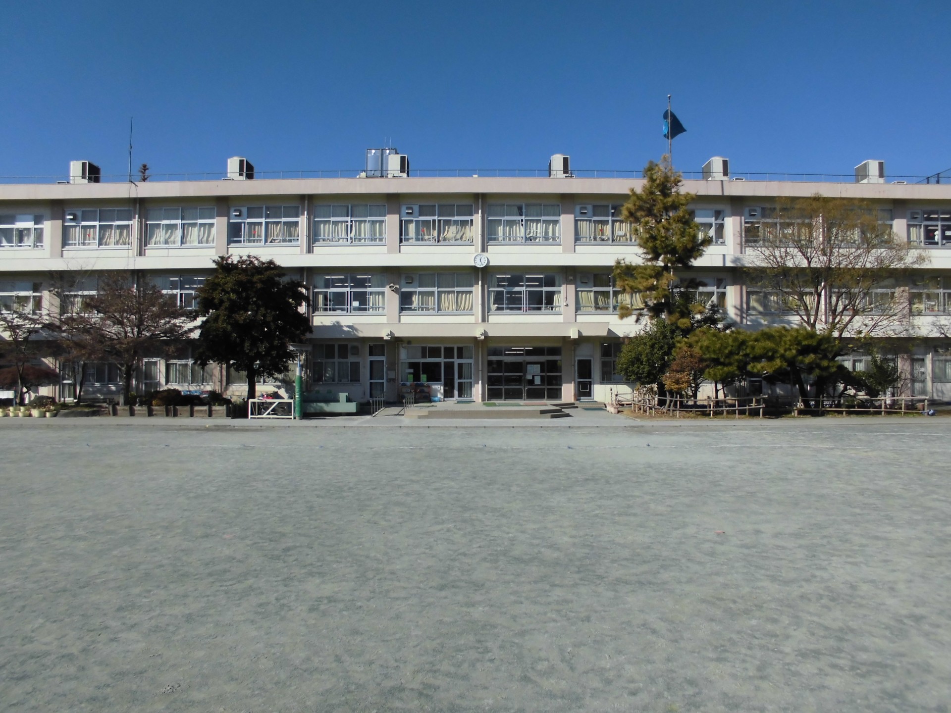 三園小学校校舎正面
