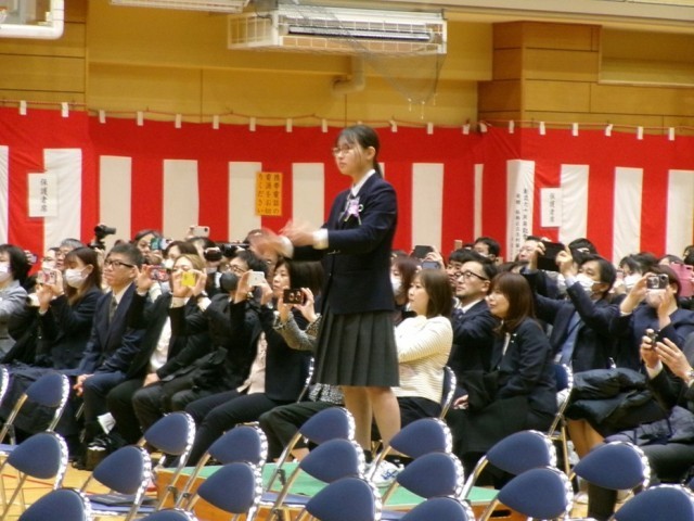 学年合唱の指揮者